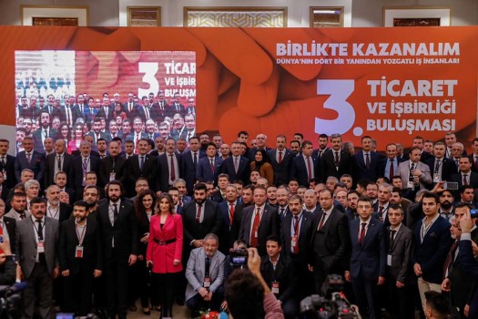 İstanbul Hilton Otel salonunda düzenlenen toplantıda İş İnsanlarına hitap eden