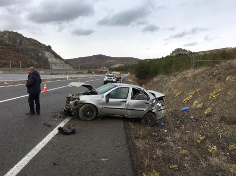 Akdağmadeni ilçesinde tekerleği patlayan aracın takla atması sonucu 5 kişi