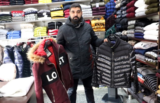 Yozgat’ta mağazaların reyonlarını süsleyen kışlık kıyafetler havaların sıcak geçmesi nedeniyle