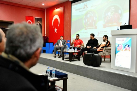 Ankara Büyükşehir Belediyesi ASKİ Spor Kulübü güreşçileri Rıza Kayaalp ve