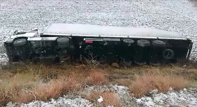 Yerköy'de henüz belirlenemeyen bir nedenle kontrolden çıkan tırın tarlaya devrilmesi