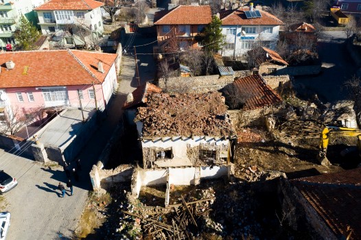 Akdağmadeni Belediyesi tarafından ilçede bulunan metruk binaların yıkımları başladı.
