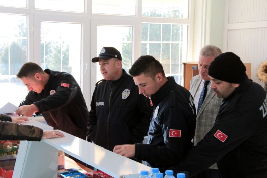 Akdağmadeni Belediyesi Zabıta Müdürlüğü, okul kantinlerinde denetim yaptı.
