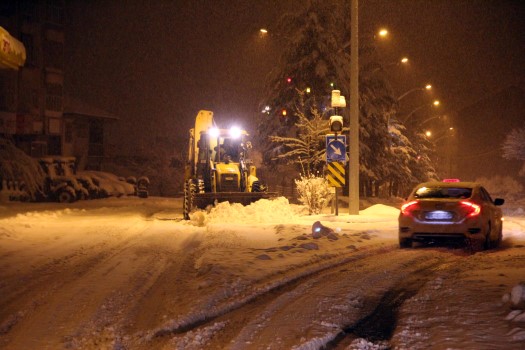 Meteorolojinin yapmış olduğu uyarılarla birlikte dün akşam saatlerinde Akdağmadeni’nde başlayan