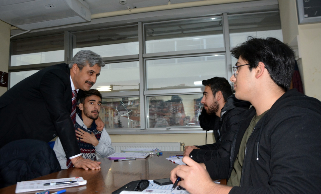 Yozgat Belediye Başkanı Celal Köse, İl Halk Kütüphanesi’nde ders çalışan