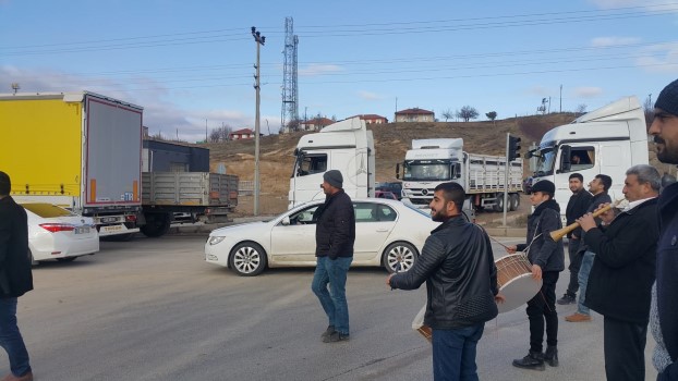 Yerköy’de Taşıyıcılar Kooperatifi Üyesi yüzlerce tır şoförü Dijital Takograf eylemi