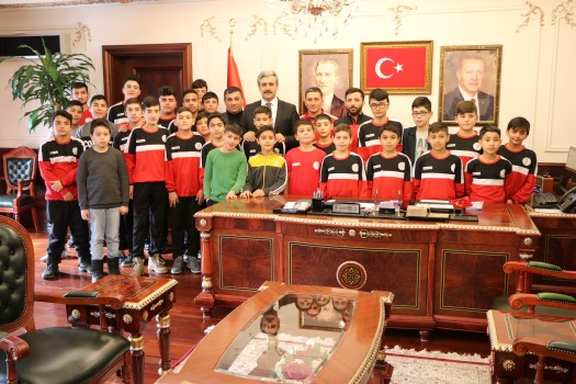 Yozgat Belediyesi, güreş sporu ile uğraşan yaklaşık 30 sporcuyu, belediye