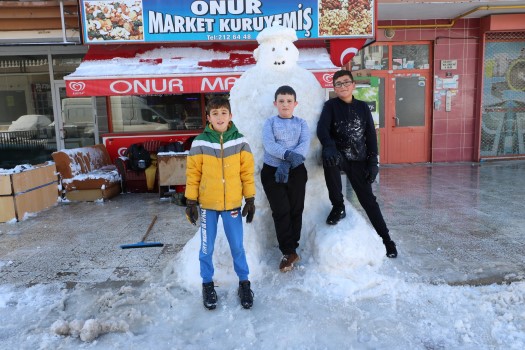 Yozgat’ta dün akşamdan itibaren yağan ve etkili olan kar yağışına