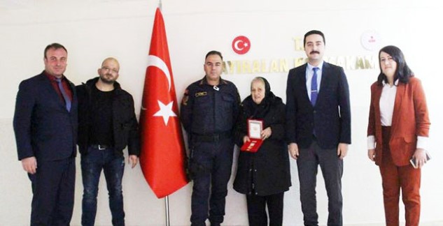 Yozgat’ın tek bayan Kıbrıs Gazisi, Güven Çamsarı’ya madalya beratı verildi.
