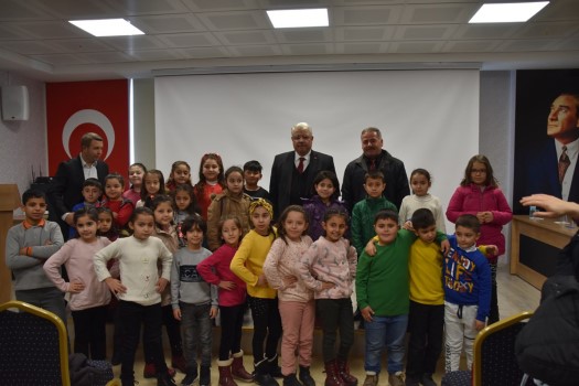 Sorgun Ertuğrul Gazi İlk-Ortaokulu Okul Müdürü Salih Öksüz ve Sınıf