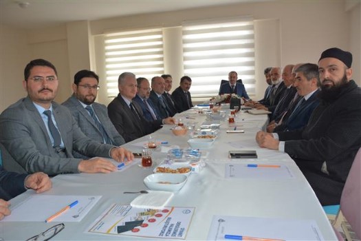 Sarıkaya İlçe Müftülüğü’nün ev sahipliğinde gerçekleştirilen toplantıya İl Müftüsü Salih