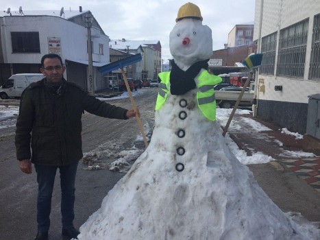 Yozgat’ın Boğazlıyan İlçesinde iş güvenliğinde farkındalık uyandırmak amaçlı baretli kardan