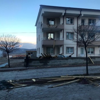 Akdağmadeni’nde etkili olan fırtına nedeniyle bir binanın çatısından uçan molozlar,