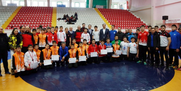 Yozgat Valisi Kadir Çakır, 15 ilden 375 güreşçinin katıldığı 2019-2020