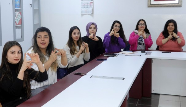 Yozgat Halk Eğitim Merkezinde işitme engellilerle iletişim kurulabilmesi için kamu