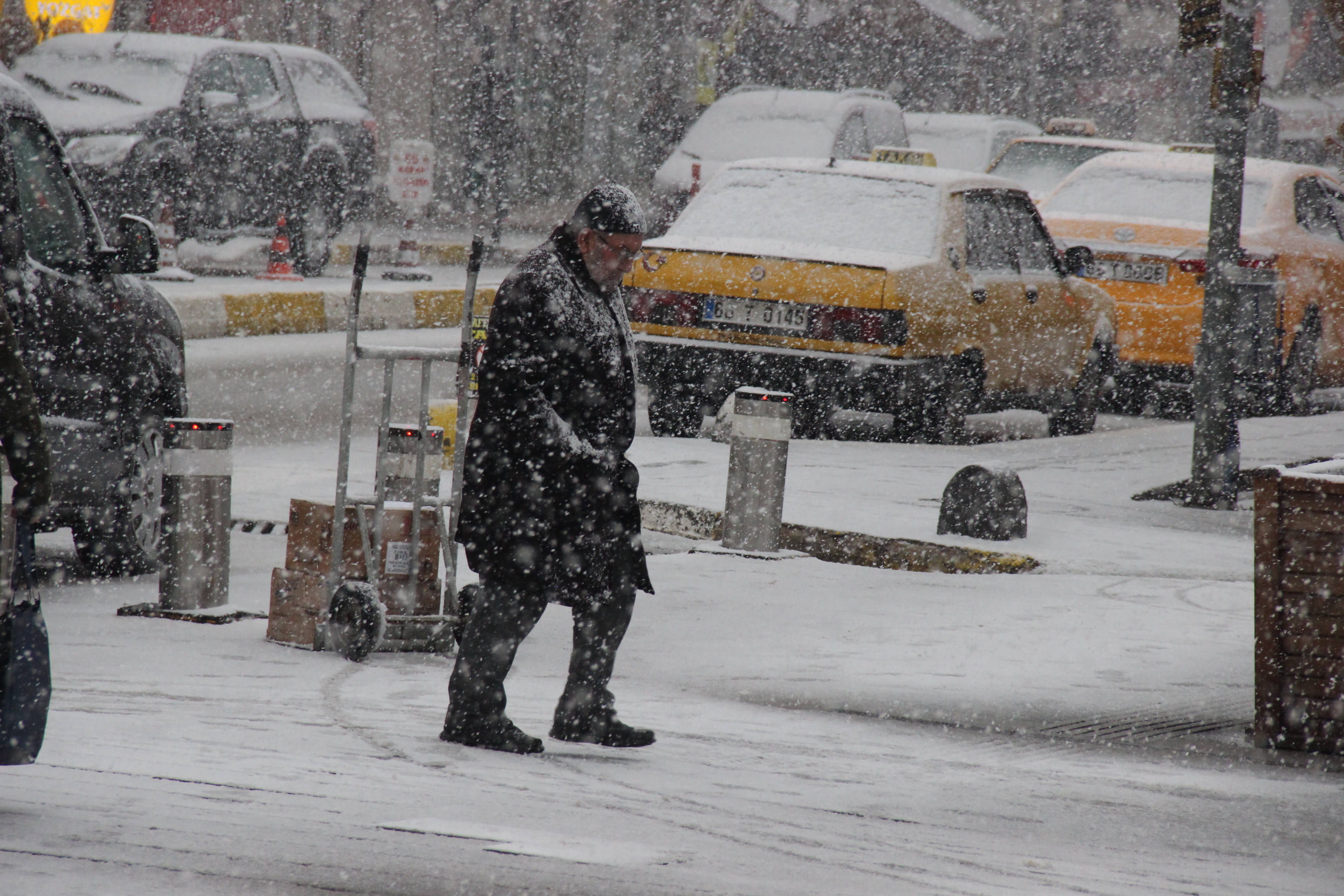 Yozgat’ta bugün öğle saatlerinde başlayan ve etkisini artıran kar yağışı