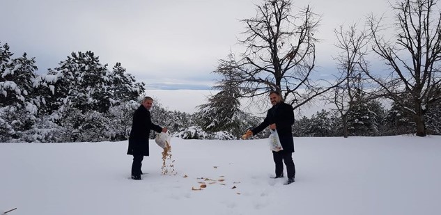 Eğitim Bir Sen Yozgat Şube Başkanlığı, karla kaplı alanda yiyecek