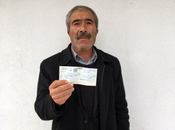 Yozgat'ta bir çiftçi, sattığı 45 ton soğan karşılığında aldığı çek