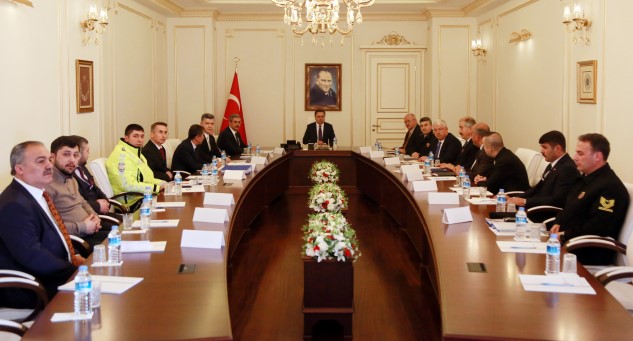 Şehirlerarası otobüs kazalarının önlenmesi amacıyla Vali Kadir Çakır başkanlığında toplantı