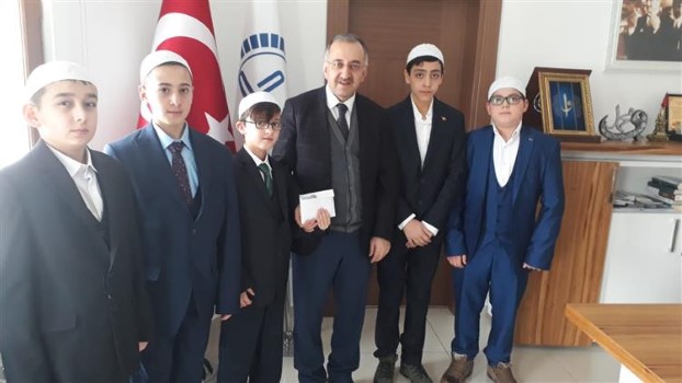 Bilal Şahin yatılı Kur’an Kursu öğrencileri biriktikleri harçlıkları İdlib’e göndermek