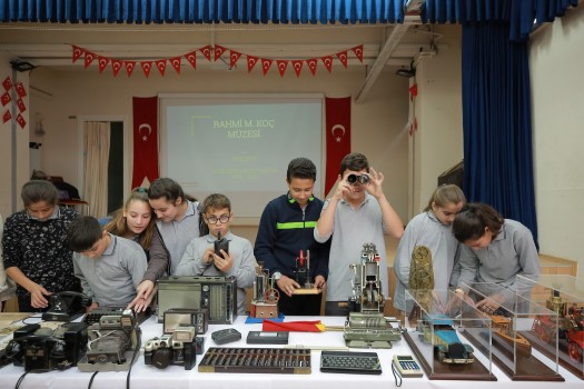 Kısıtlı imkânlar, uzaklık gibi nedenlerle müzeye gelemeyen öğrencilere ulaşmak için