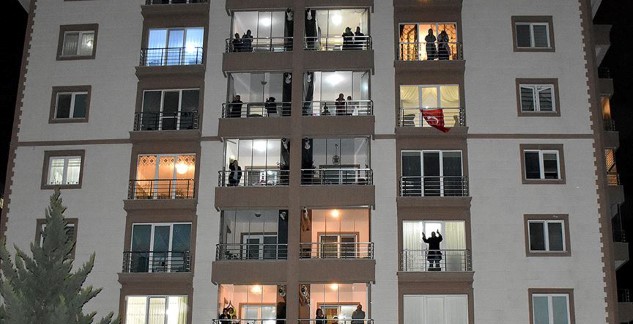 Sağlık çalışanlarına destek vermek için başlatılan Balkonlardayız etkinliği tüm Türkiye