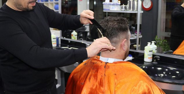 Koronavirüsle mücadele tedbirleri kapsamında berber, güzellik salonu ve kuaförler kapatıldı.
