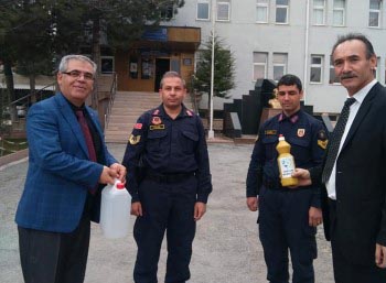 Sorgun Belediye Başkanlığı tarafından koronavirüsle mücadele kapsamında kurumlara dezenfektan dağıtımı