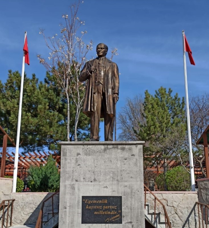 Efelerden Uzunlu’ya Atatürk heykeli