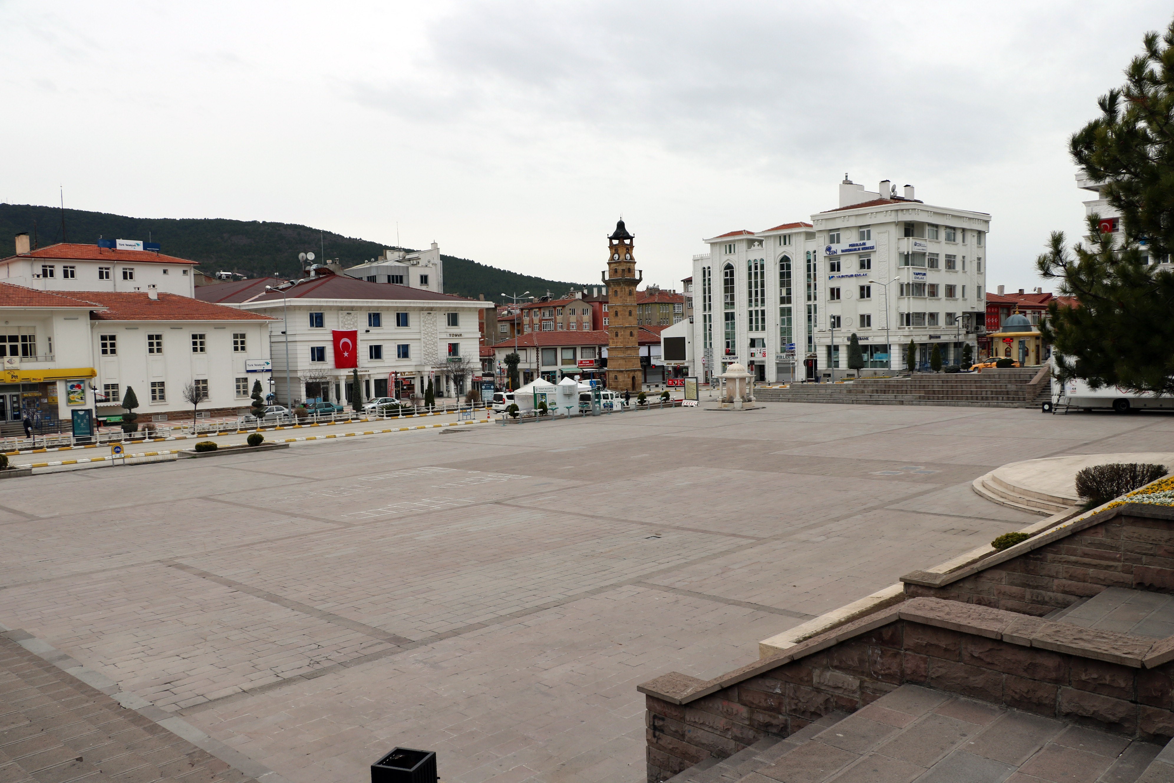 Yozgat’ta insan yoğunluğunun yaşandığı bölgelerden olan Cumhuriyet Meydanı ve Lise