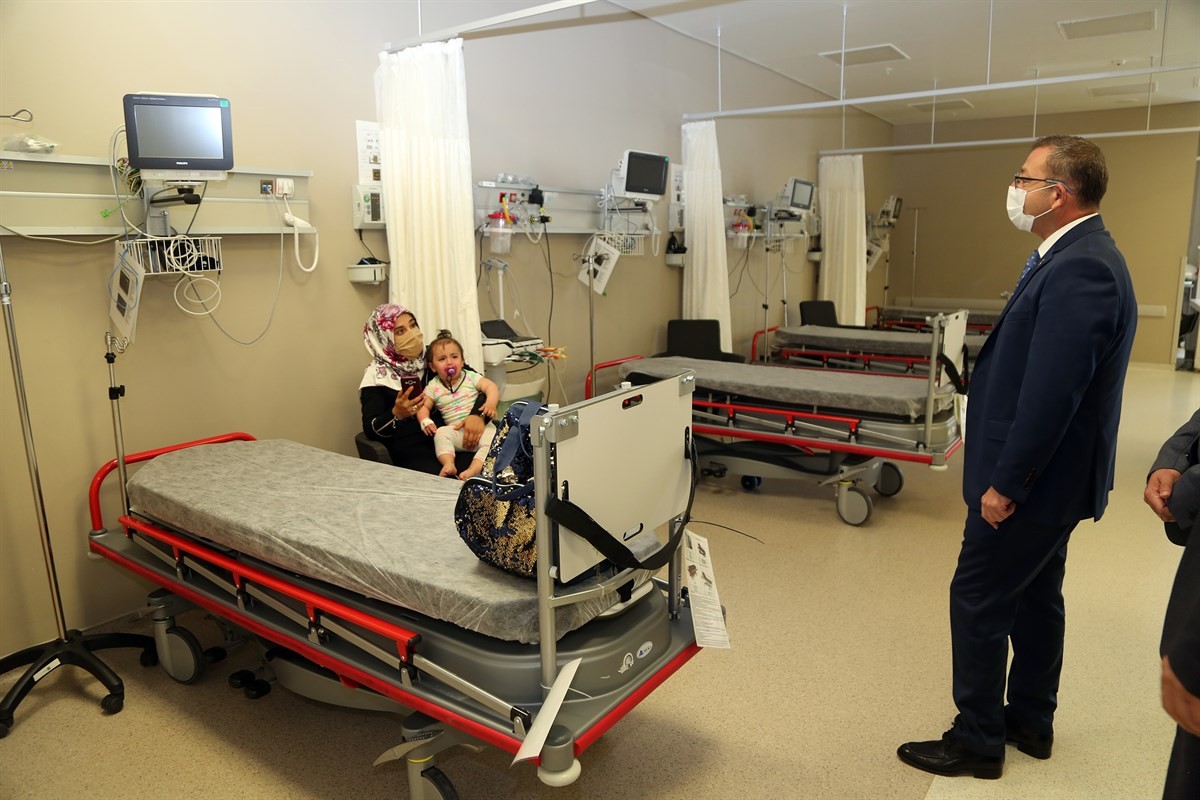 Yozgat Valisi Ziya Polat, Yozgat Şehir Hastanesini ziyaret ederek yetkililerden