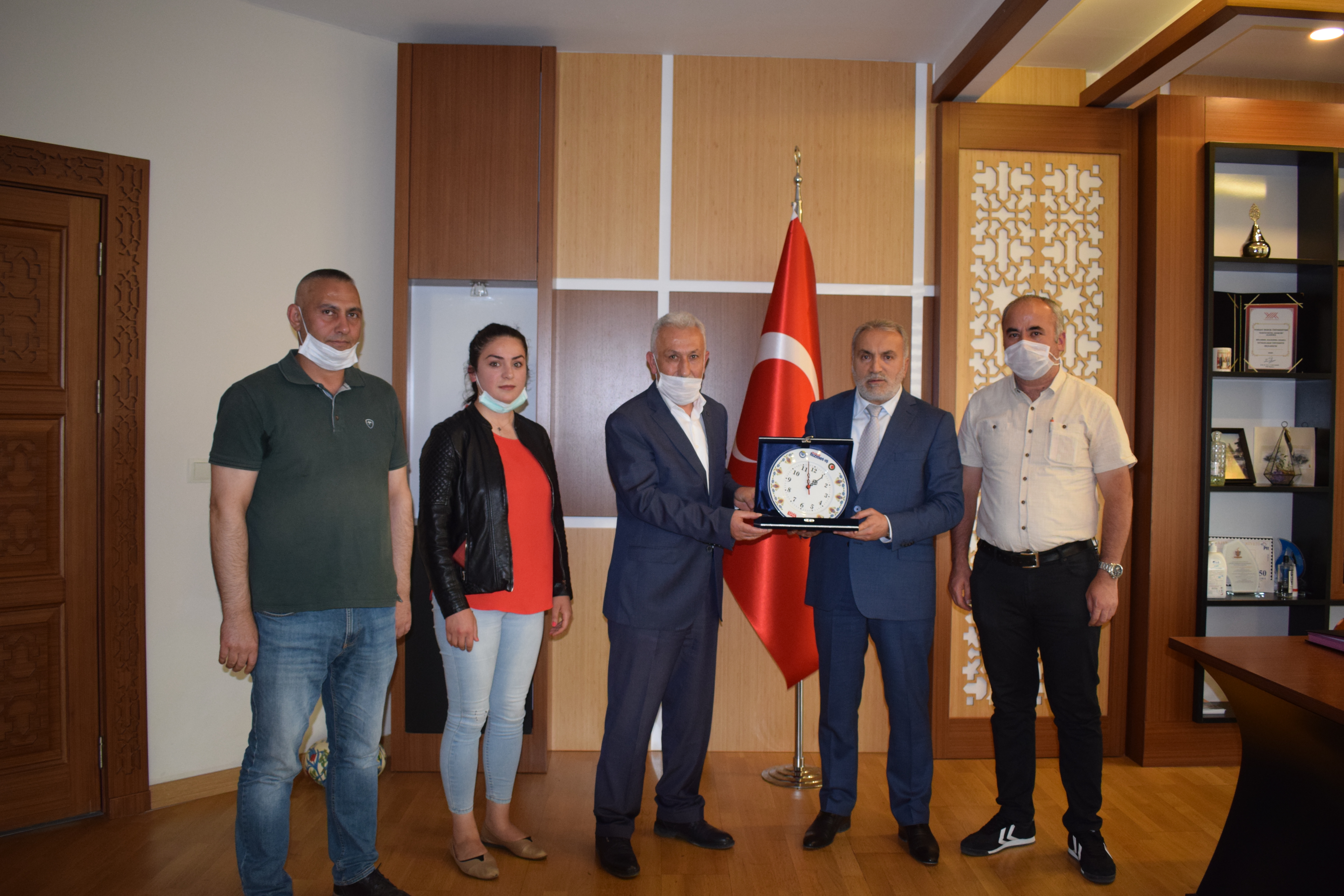 Hizmet İş Sendikası Yozgat Şube Başkanı Ferman Zararsız, beraberinde; Bozok