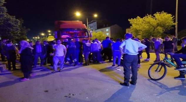 Yozgat'ın Sorgun ilçesinde karşıdan karşıya geçmek isteyen bir şahıs, çekicinin