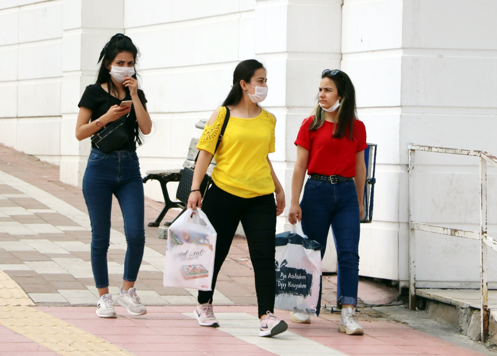 Sağlık çalışanları için siperlikli yüz maskesi üretimini gerçekleştiren Boğazlıyan Bilim