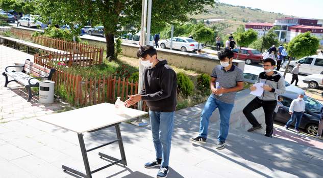 
Yozgat'ta Yükseköğretim Kurumları Sınavı'nda (YKS) ikinci oturum Alan Yeterlilik Testleri