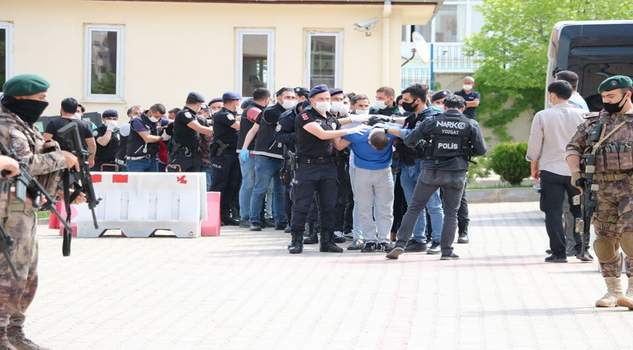 Yozgat'ta düzenlenen uyuşturucu operasyonunda gözaltına alınan 32 şüpheliden 6'sı çıkarıldıkları