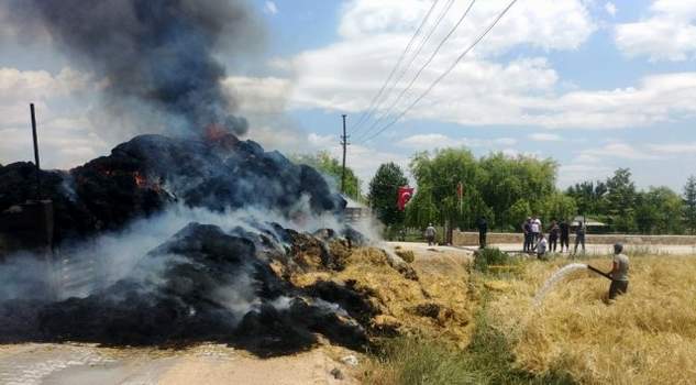 Yozgat'ın Boğazlıyan ilçesinde elektrik tellerine takılan saman yüklü tırın dorsesi ve