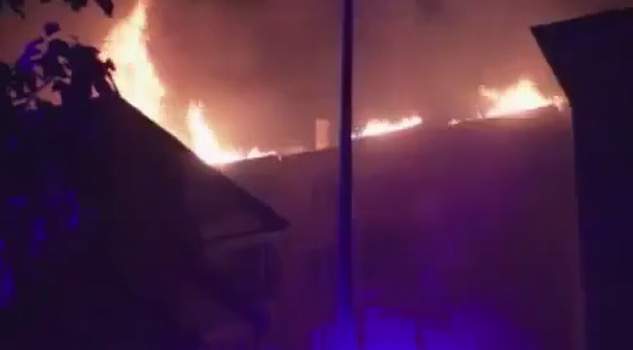 Yozgat’ta , 8 katlı apartmanın çatısında başlayan ve bitişikteki binaya