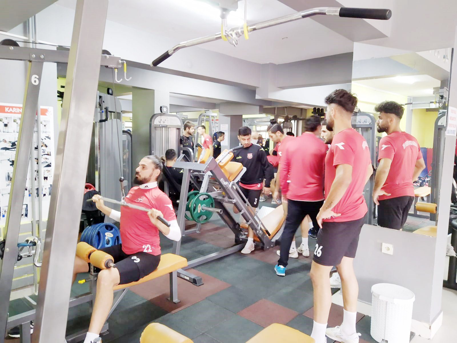 Yeni sezon hazırlıklarını çift idmanla sürdüren Yozgatsporlu oyuncular, sabah salonda