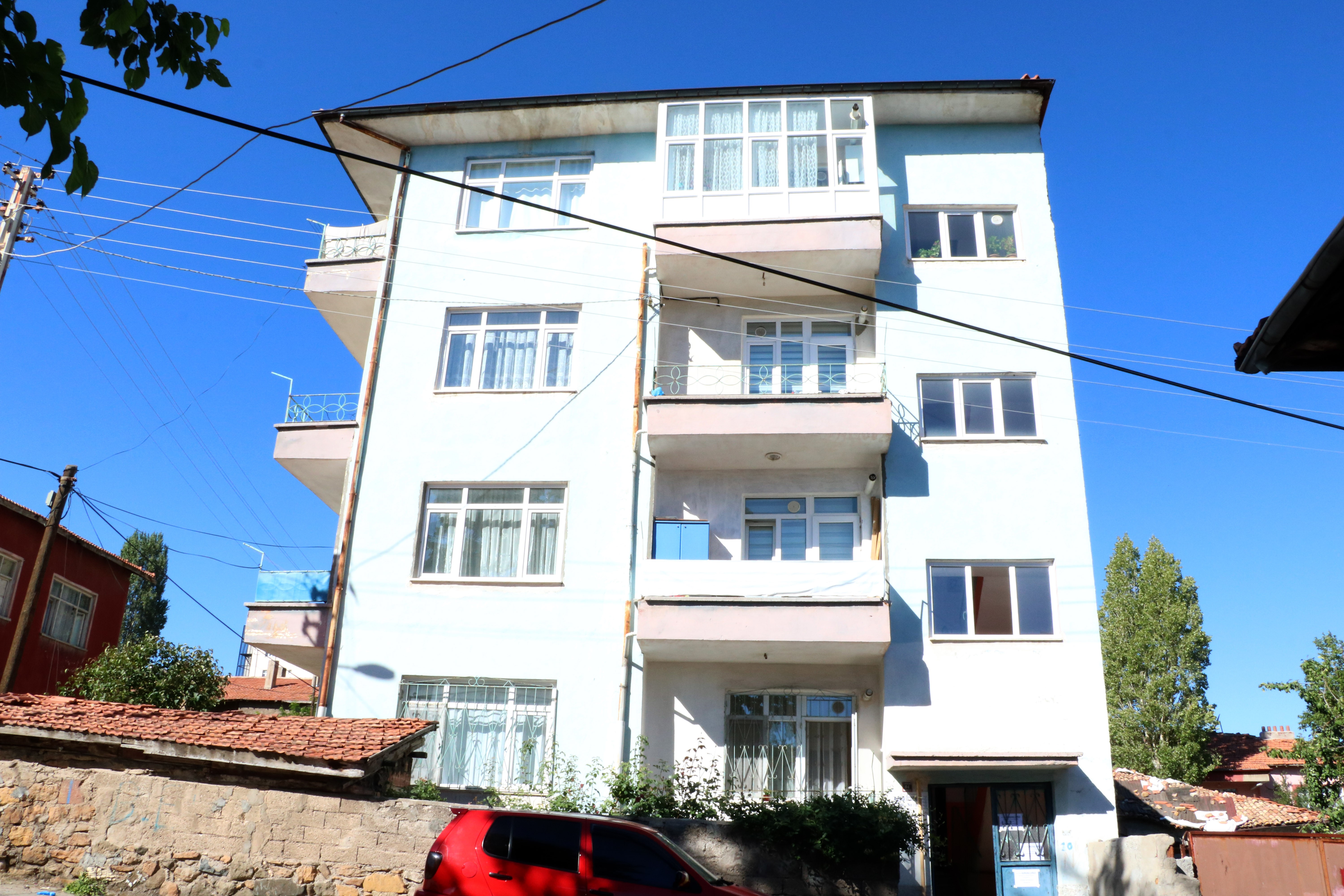 Yozgat’ta bir apartman, korona virüs tedbirleri kapsamında karantinaya alındı.
