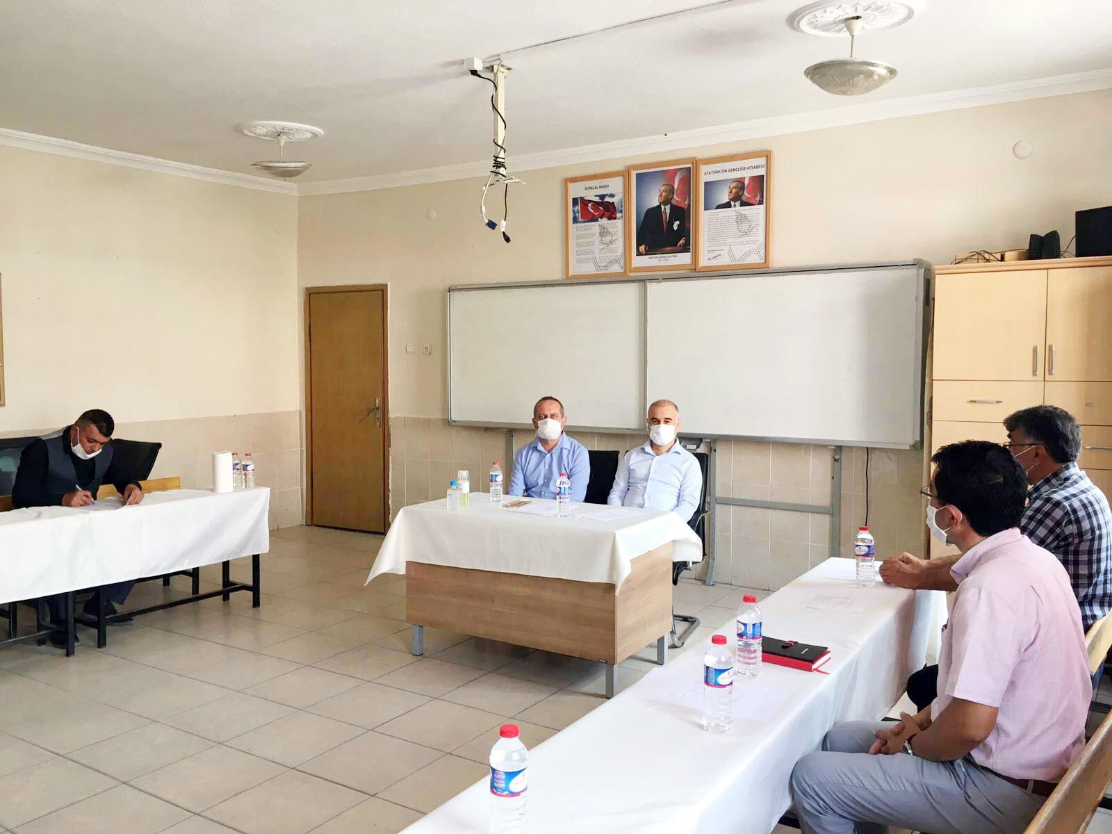 Sarıkaya Kaymakamı Selamı Işık başkanlığında İlkokul ve anaokulu müdürleri ile