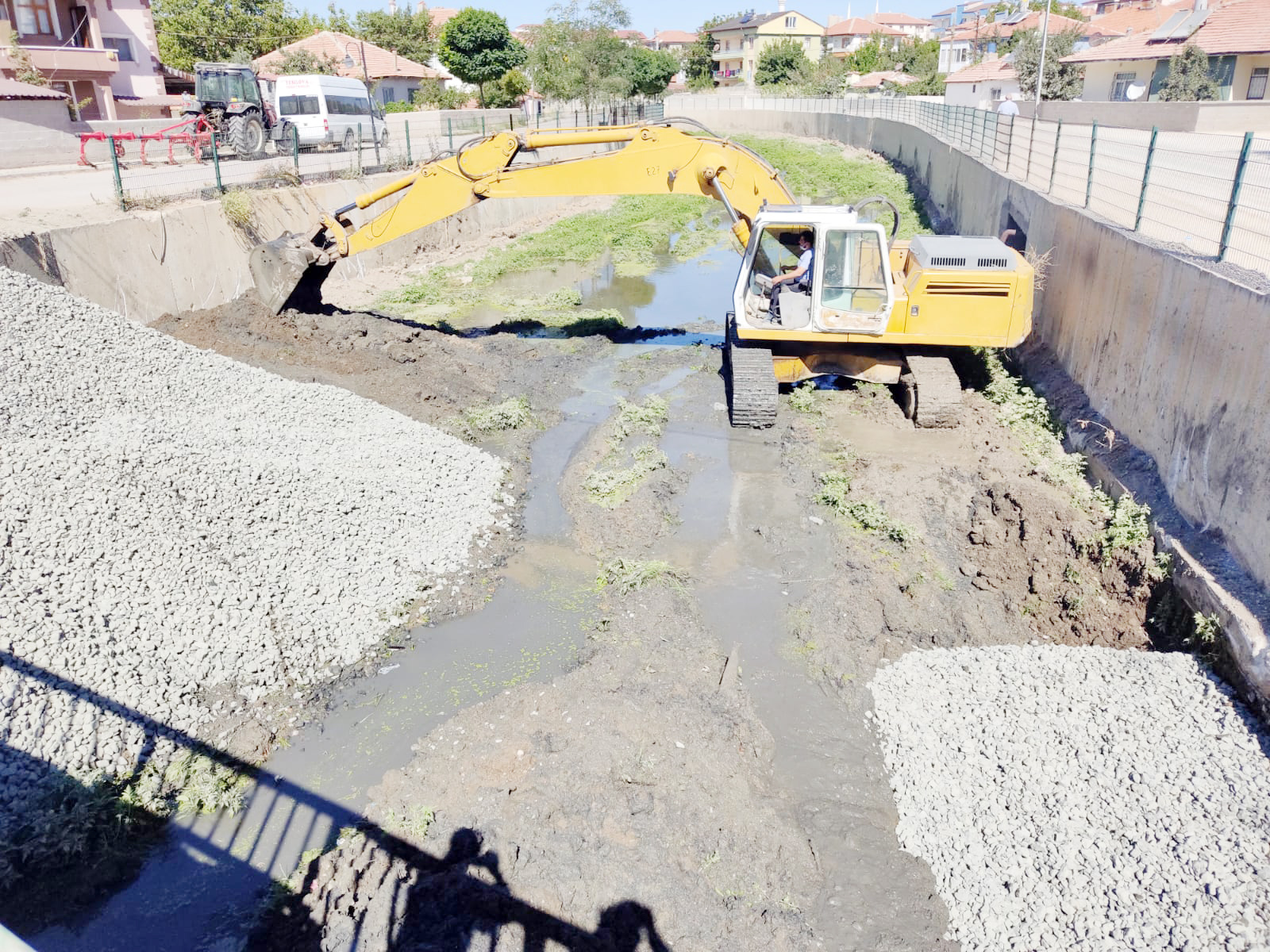 Sorgun ve Akdağmadeni Belediyesi, yoğun yağışlar sebebiyle meydana gelebilecek taşkınların