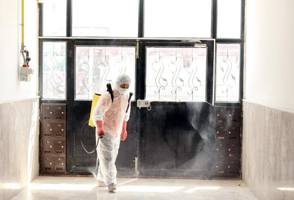 Sorgun Belediyesi ekipleri tarafından ilçenin muhtelif yerlerinde Kovid-19 salgınına karşı