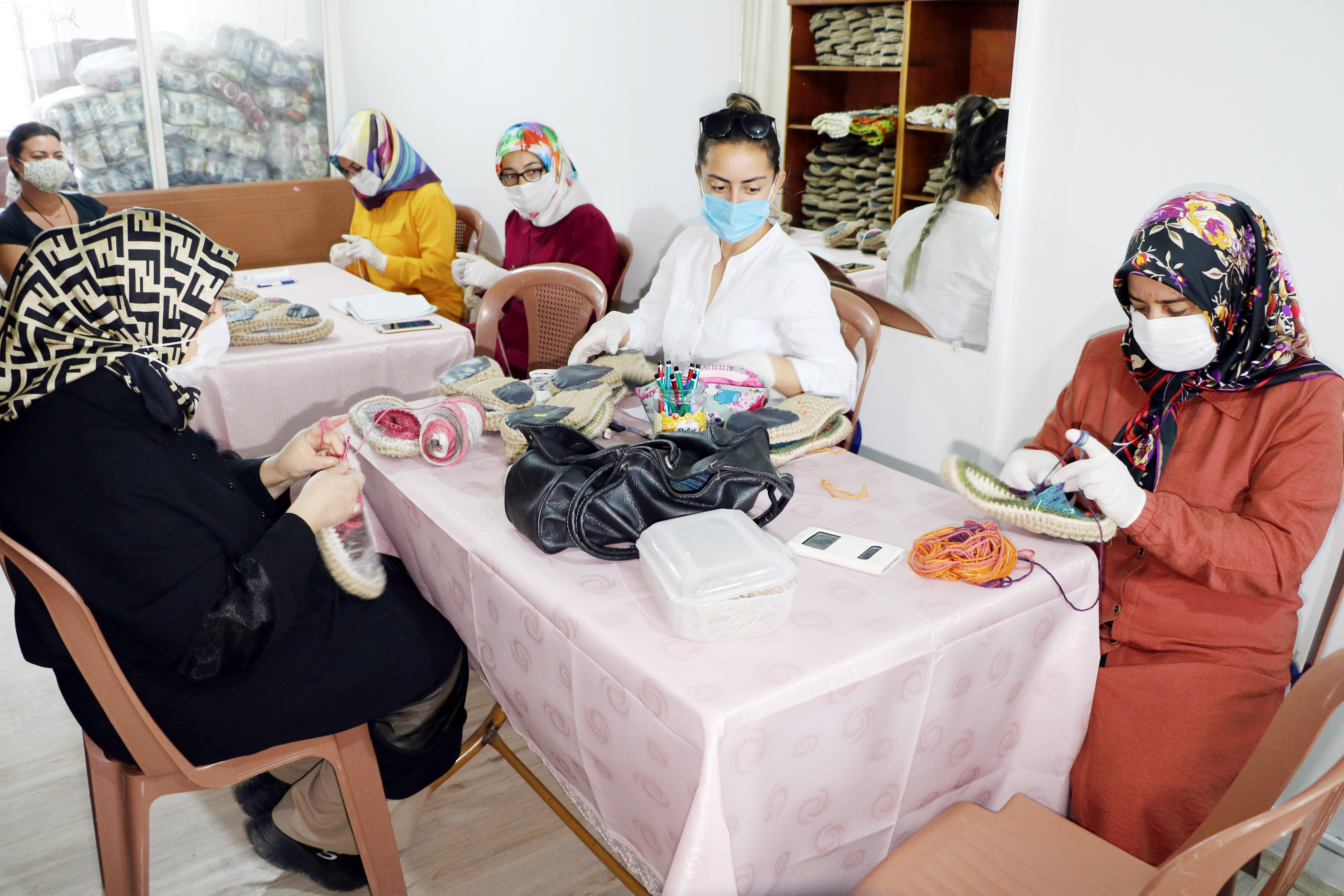 Anadolu’nun unutulmaya yüz tutmuş ürünlerinden patik ve çarıklar, modernize edilip