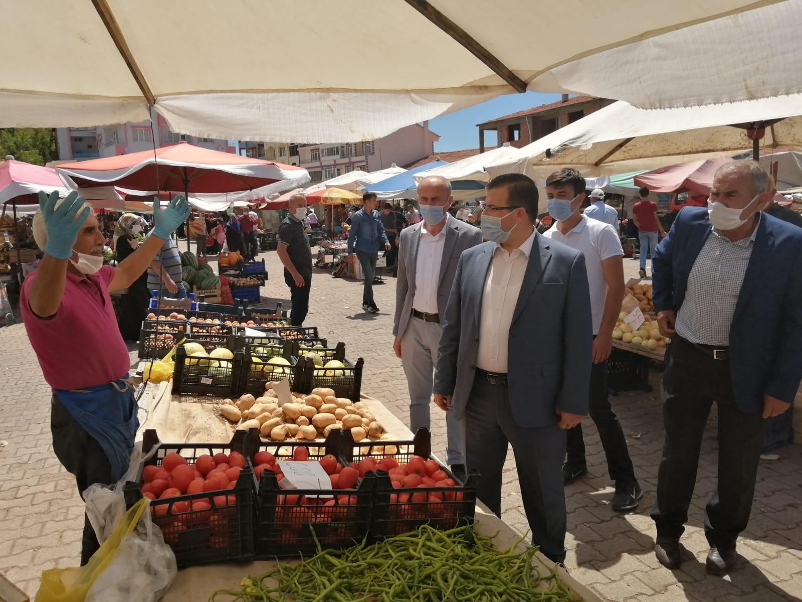 Çekerek Belediye Başkanı Eyyüp Çakır ilçede bulunan sebze pazarını ziyaret