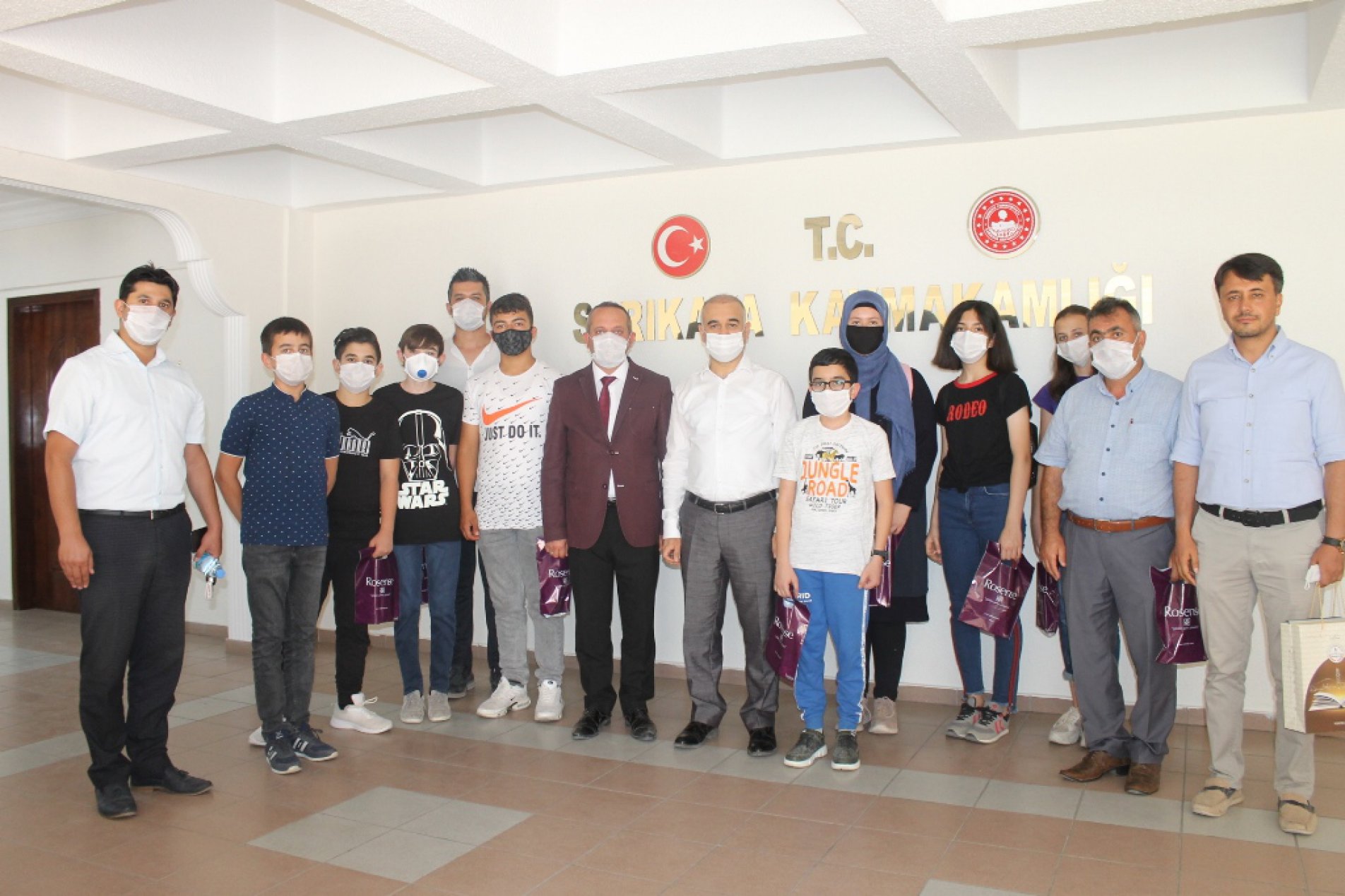 Sarıkaya Kaymakamı Selami Işık İlçe ortaokullarında öğrenim gören 8. Sınıf