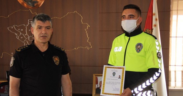 Sorgun ilçesinde Haziran ayında otomobilin çarptığı köpeğin üzerine montunu örterek