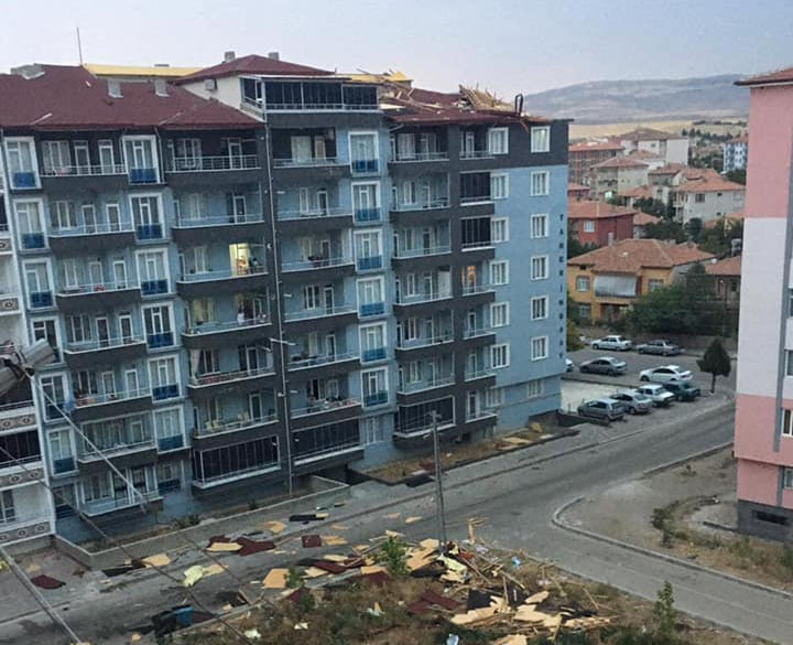 Yozgat'ın Yerköy ilçesinde etkili olan fırtına, bir evin çatısını uçurdu.