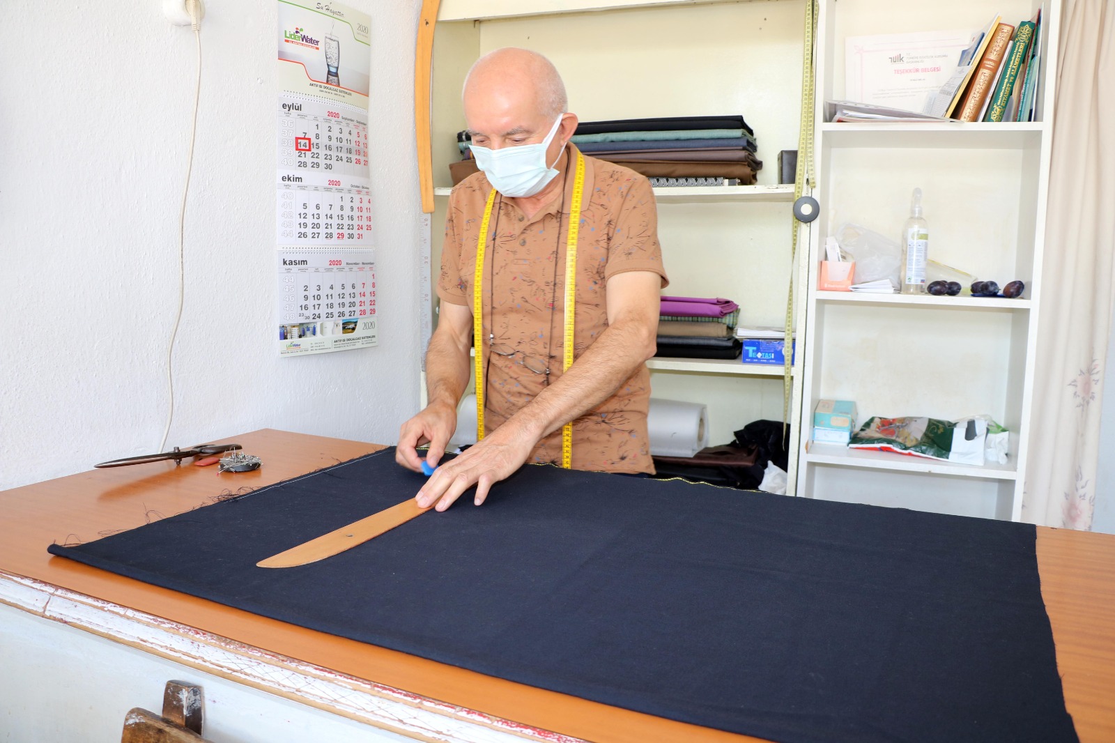 Yozgat merkezde 66 yaşındaki Bilal Şahin, terzilik mesleğini yarım asrı