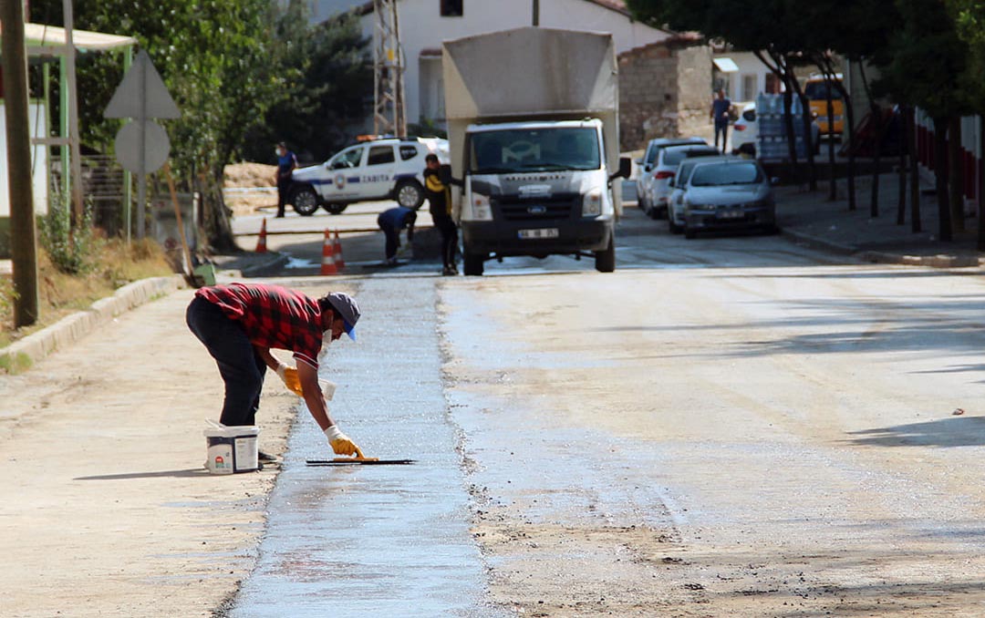 Akdağmadeni Belediye Başkanı Nezih Yalçın doğalgaz çalışmaları nedeniyle bozulan yolların